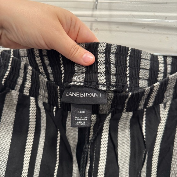 Lane Bryant Black White Stripe Shorts Fringe Trim Size 14/16 Cotton Blend - Picture 3 of 4